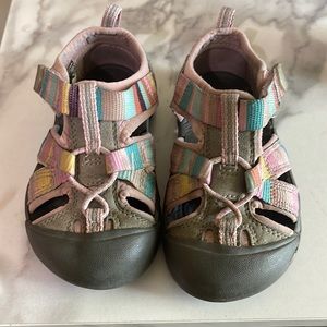 Toddler girls Keen shoes size 7 excellent condition